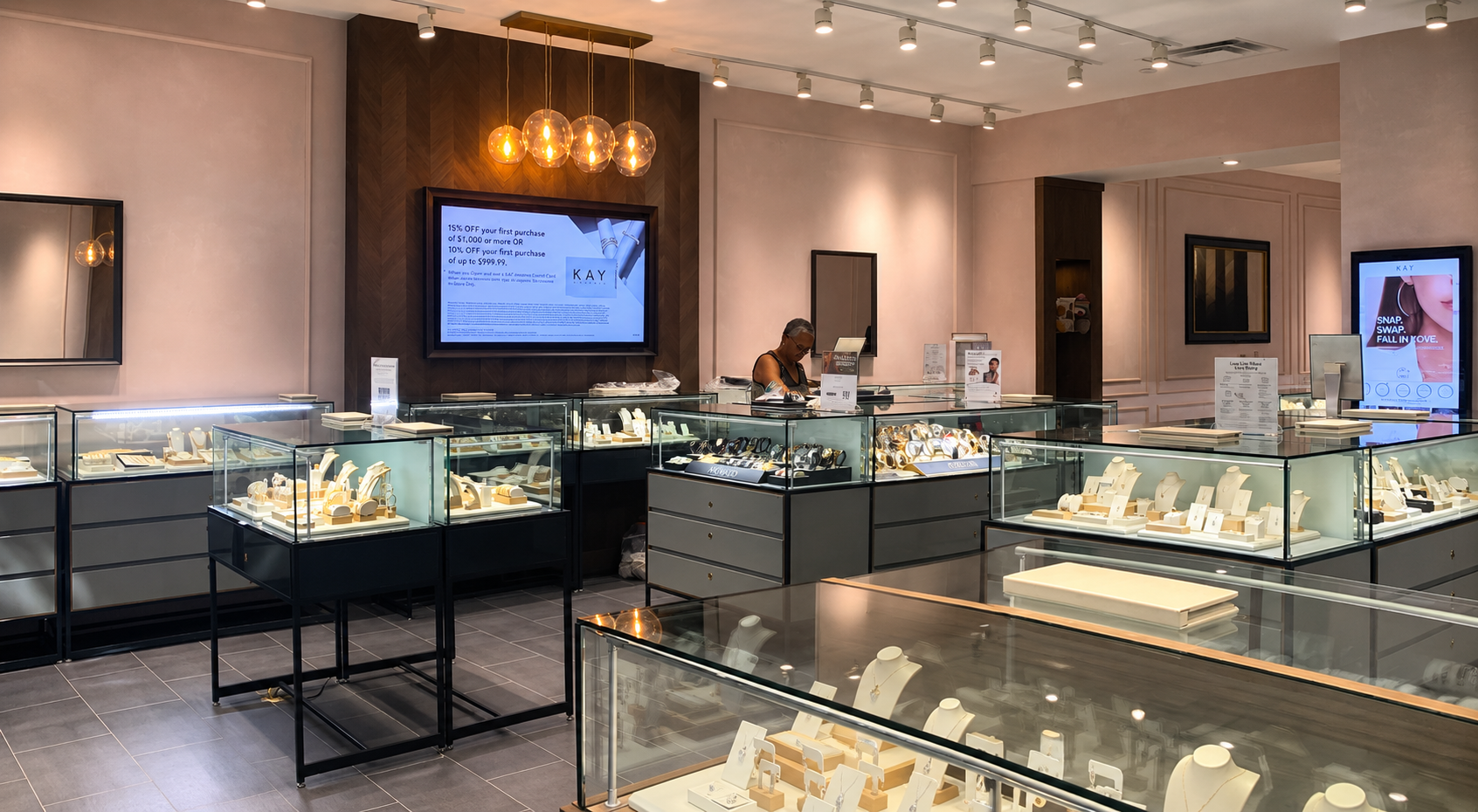Signet Jewelers Raises Earnings Forecast After Q2 Turnaround